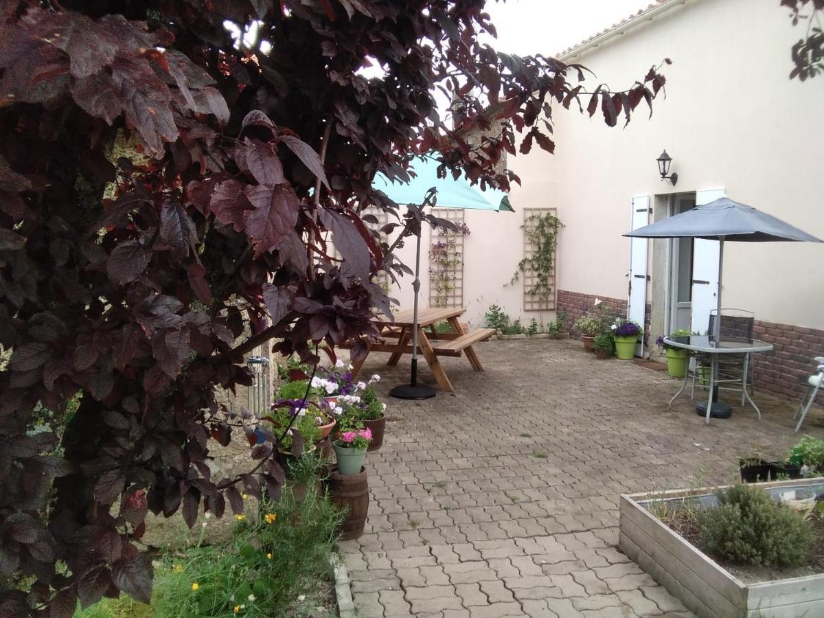 Les Tournesols Bed and Breakfast La Bernardiere Exteriör bild